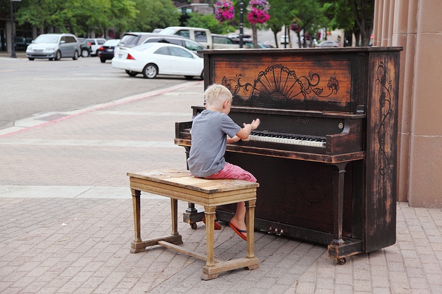 Çocuk-on-the-Piyano-Dışarıda