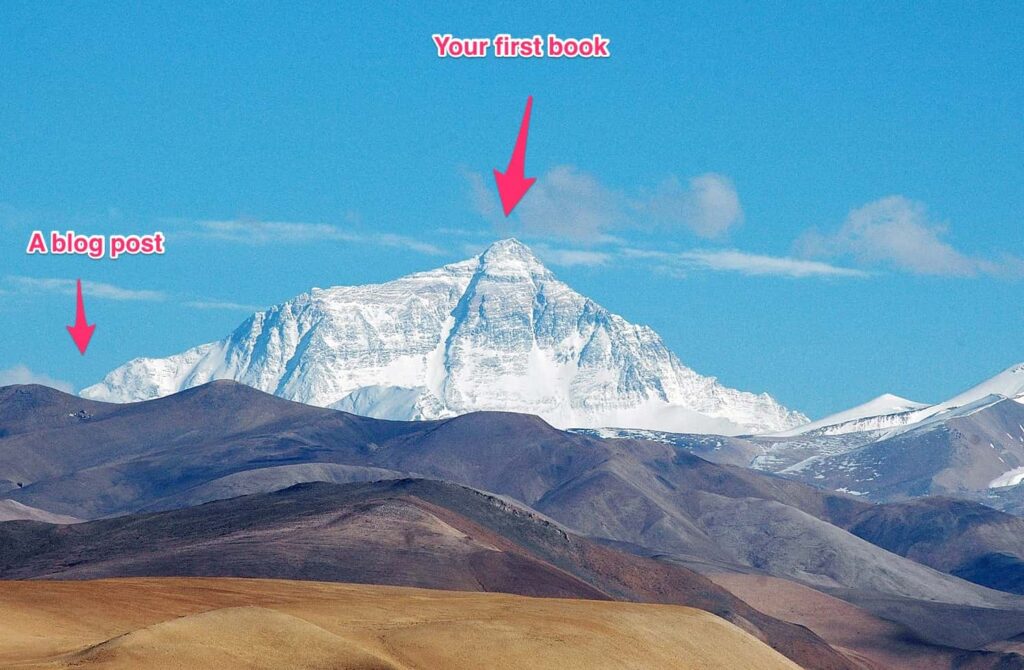 Sebuah gunung besar di latar belakang