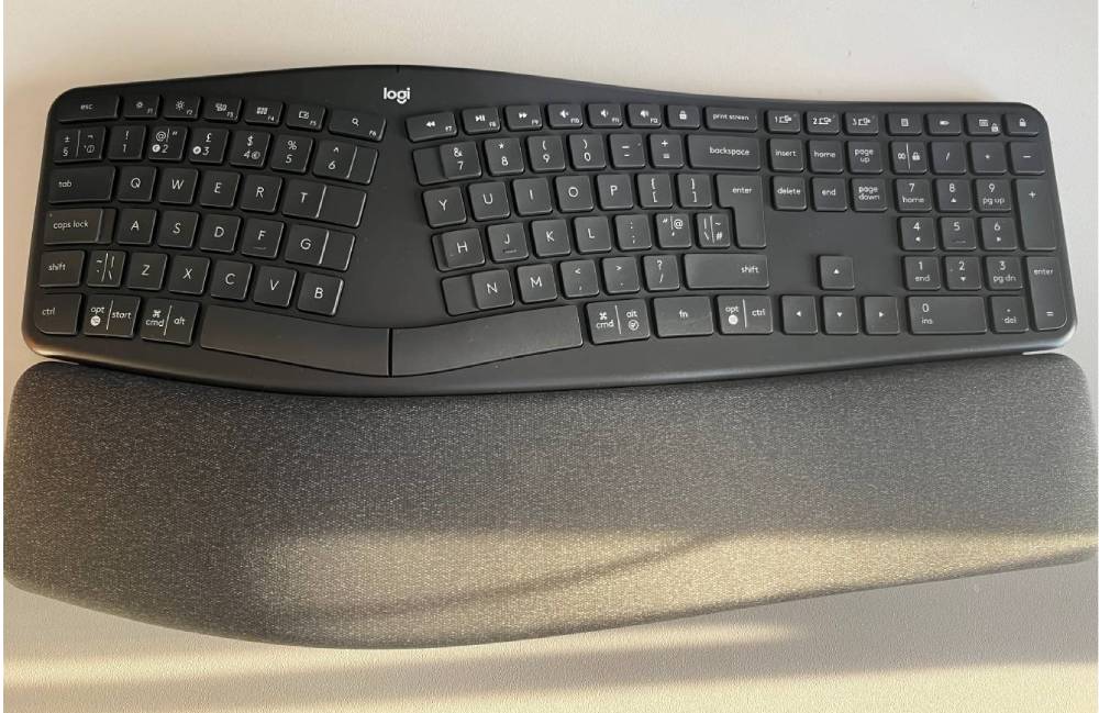 Melhor teclado para escritores: teclado ergonômico sem fio Logitech Ergo K860