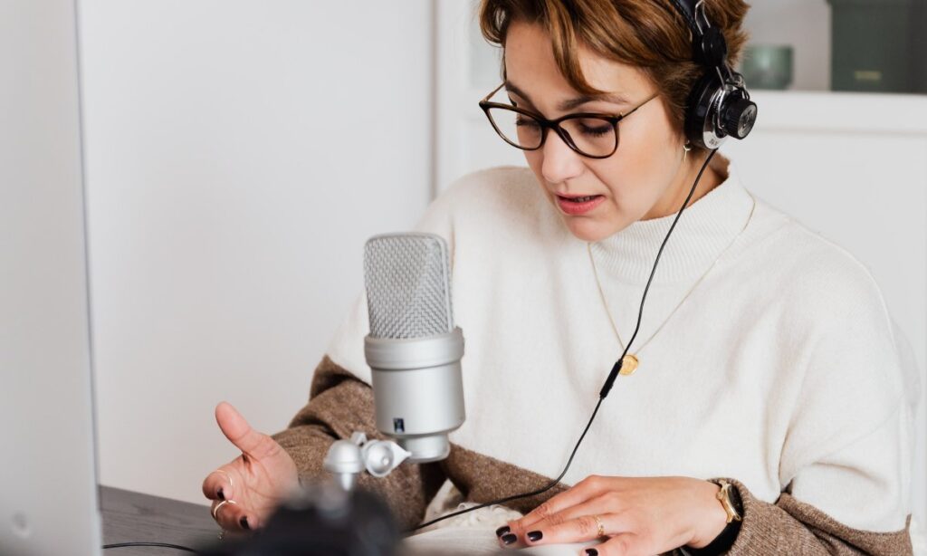 Narrador de audiolibros en el trabajo