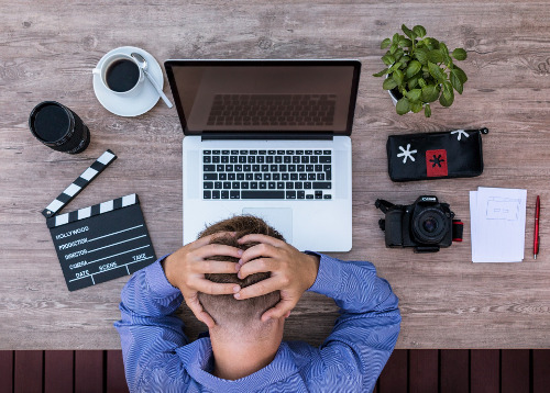 hombre con equipo de cine