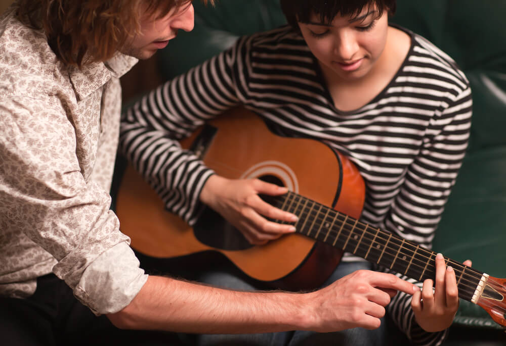 Essais sur la musique : parler des avantages d'apprendre à jouer d'un instrument de musique