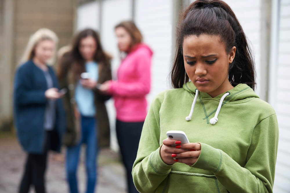 Essays über Mobbing: Wie Handys Mobbing zu einem wachsenden Problem machen?