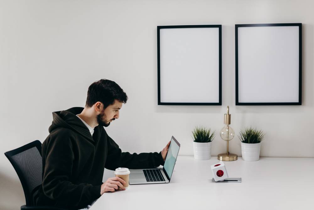 Come scrivere una biografia per lavoro - Passaggio 1: prova i modelli bio professionali