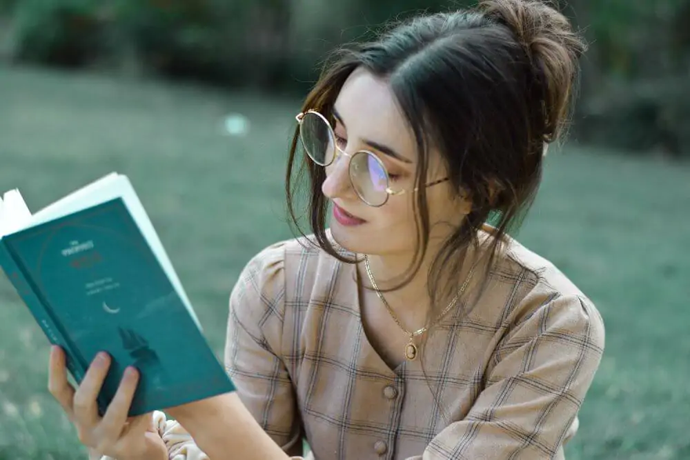 Eine Frau liest ein Buch