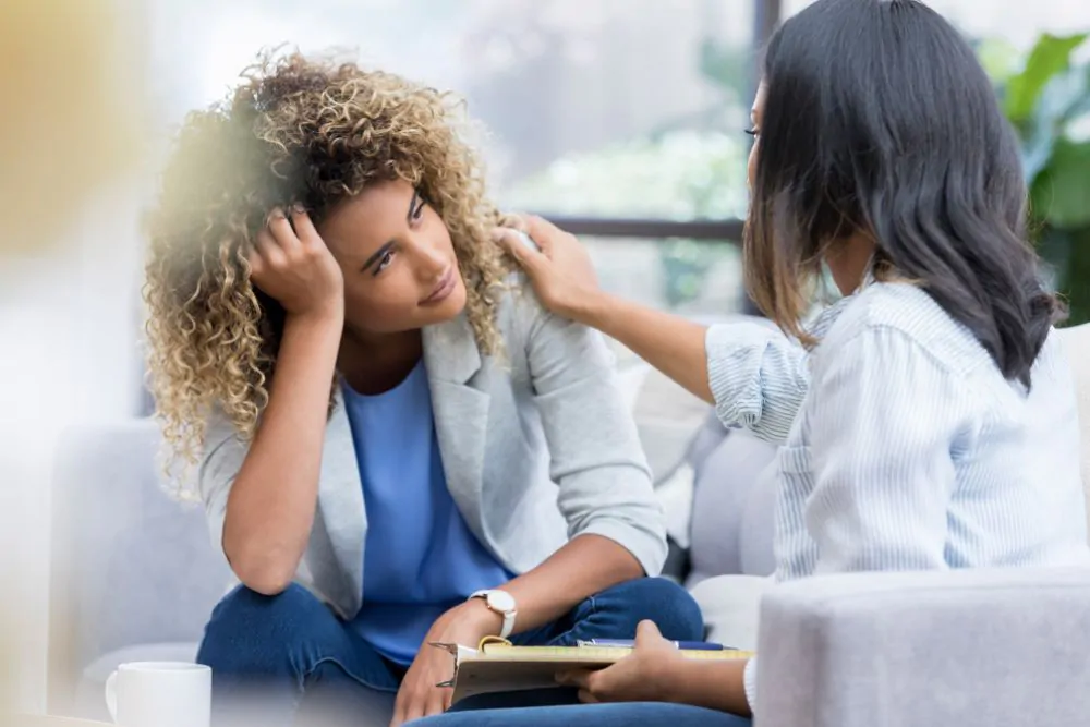 Mujer molesta habla con un profesional de la salud mental