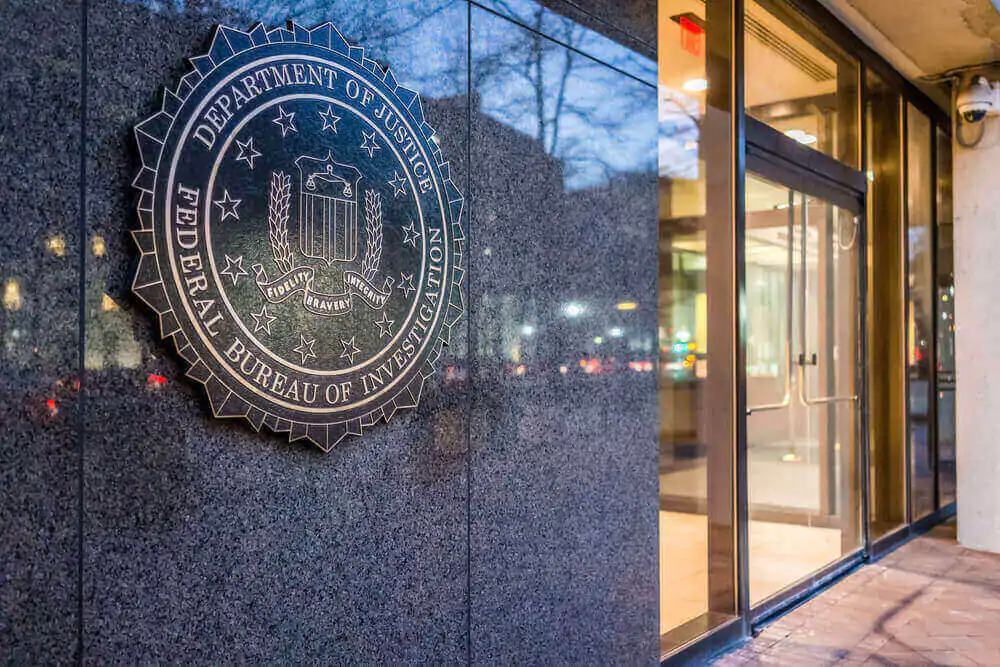 Fbi, sede de la oficina federal de investigación, en el cartel de Pennsylvania Avenue con reflejos de tráfico en la noche