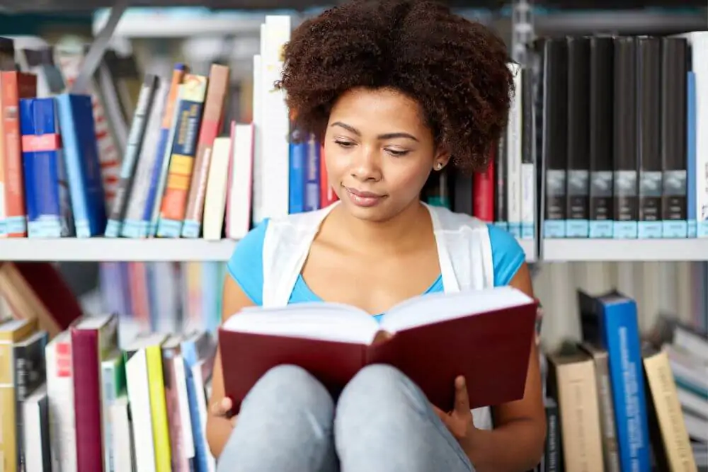 Libro di lettura africano della ragazza dello studente